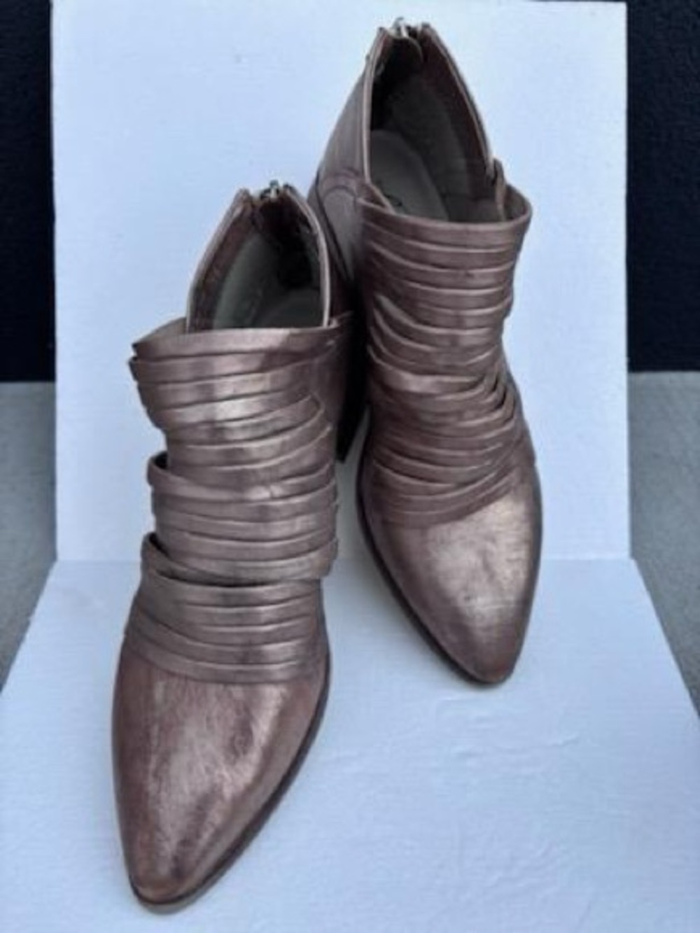 Free People Lost Valley Booties
Metallic Bronze Italian Leather
size 39/8.5 - Picture 1 of 15